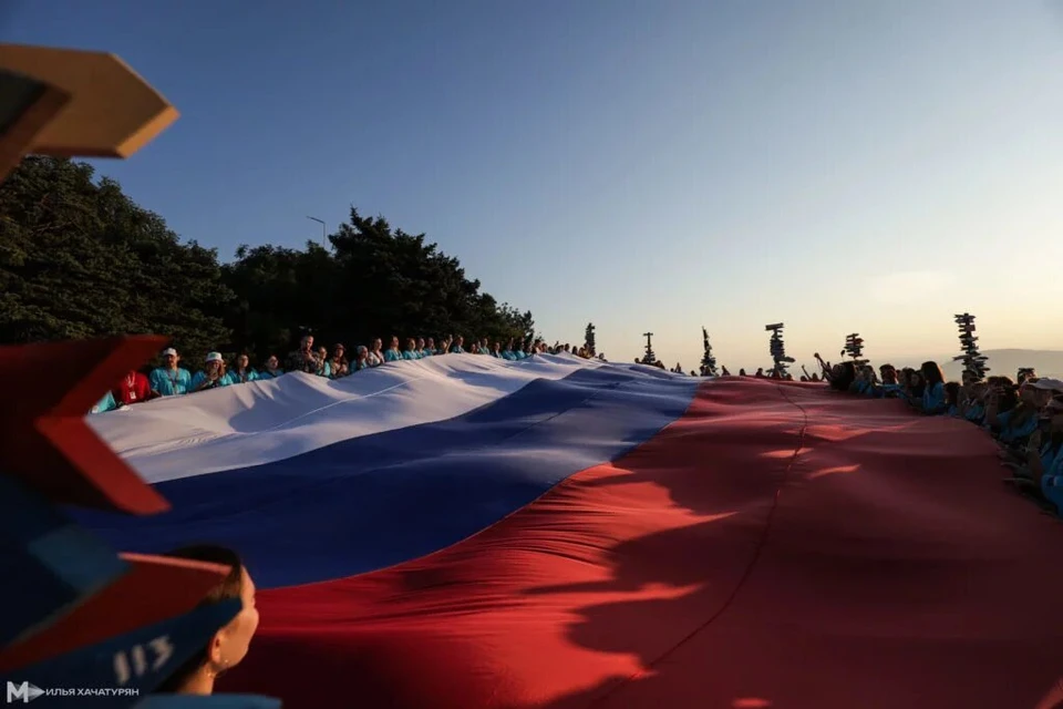 На Машуке в Пятигорске в День флага развернули триколор площадью 108 метров0