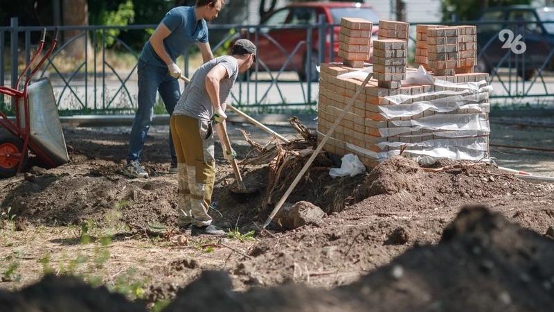 Новый тротуар появился у школы и почты в станице Андроповского округа