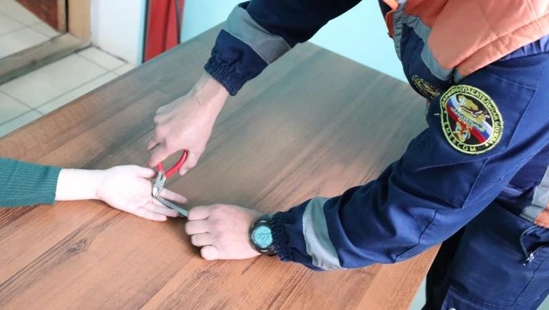 Обручальное кольцо с отёкшего пальца сняли спасатели Красногвардейского