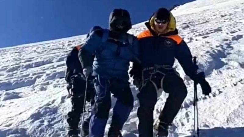 Одинокого альпиниста эвакуировали с высоты 5,3 тыс. м на Эльбрусе