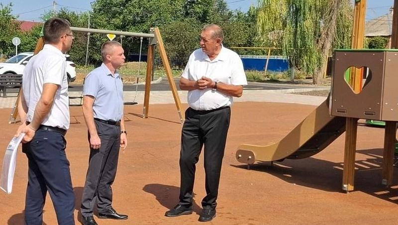 Партдесант проверил детские площадки и ход благоустройства на Ставрополье