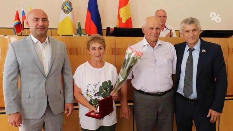 Пары из Апанасенковского округа наградили медалями за полувековой брак