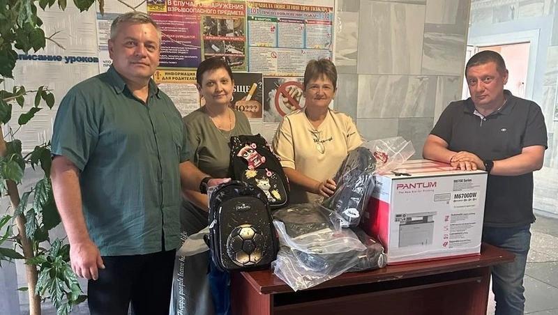 Петровский округ передал подарки первоклассникам ЛНР