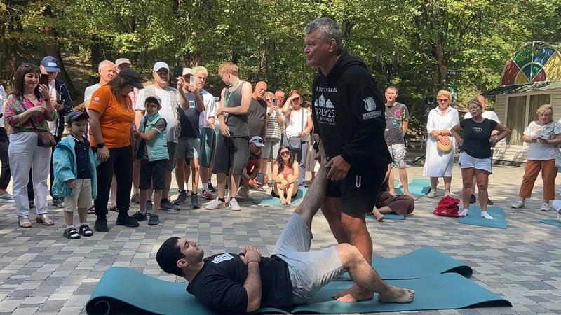 Российский спортсмен Олег Тактаров провёл зарядку на Дне города в Железноводске