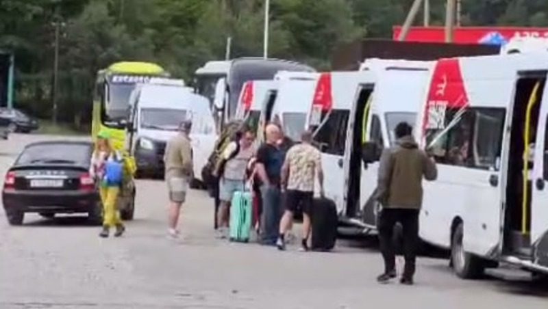 Шаттлы перевозят людей с Эльбруса до пункта переправы в Тырныаузе