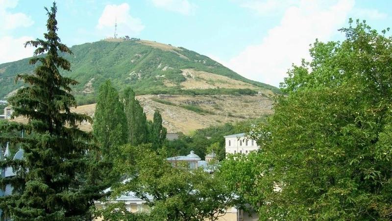 Сотрудники лесхоза осенью высадят деревья в Железноводске и Пятигорске