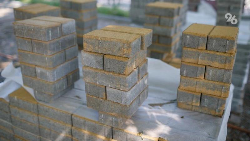 Территорию рядом с районной больницей благоустраивают в Светлограде