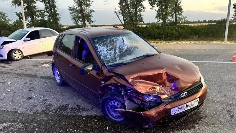 Три человека попали в больницу после ДТП с двумя «Ладами» в Кировском округе