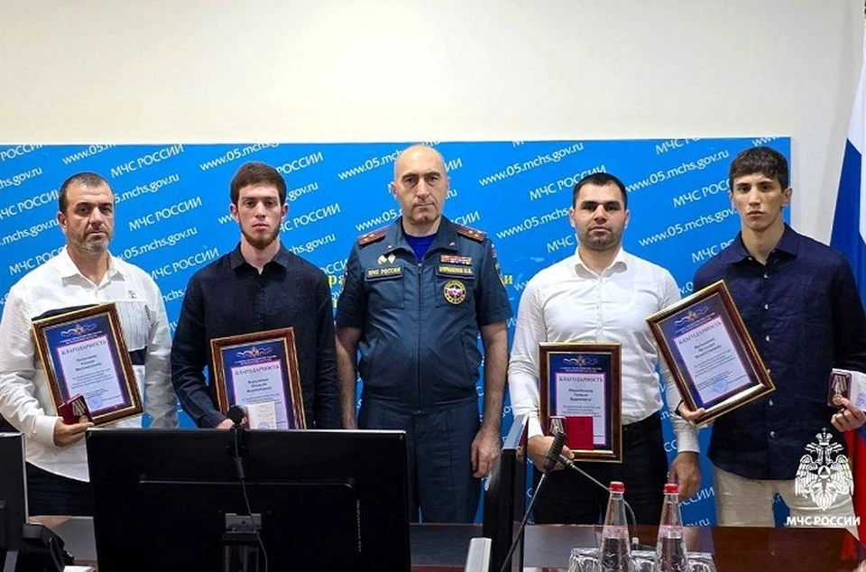 В Дагестане наградили спасителей пассажиров упавшего в Мойку автобуса в Питере0