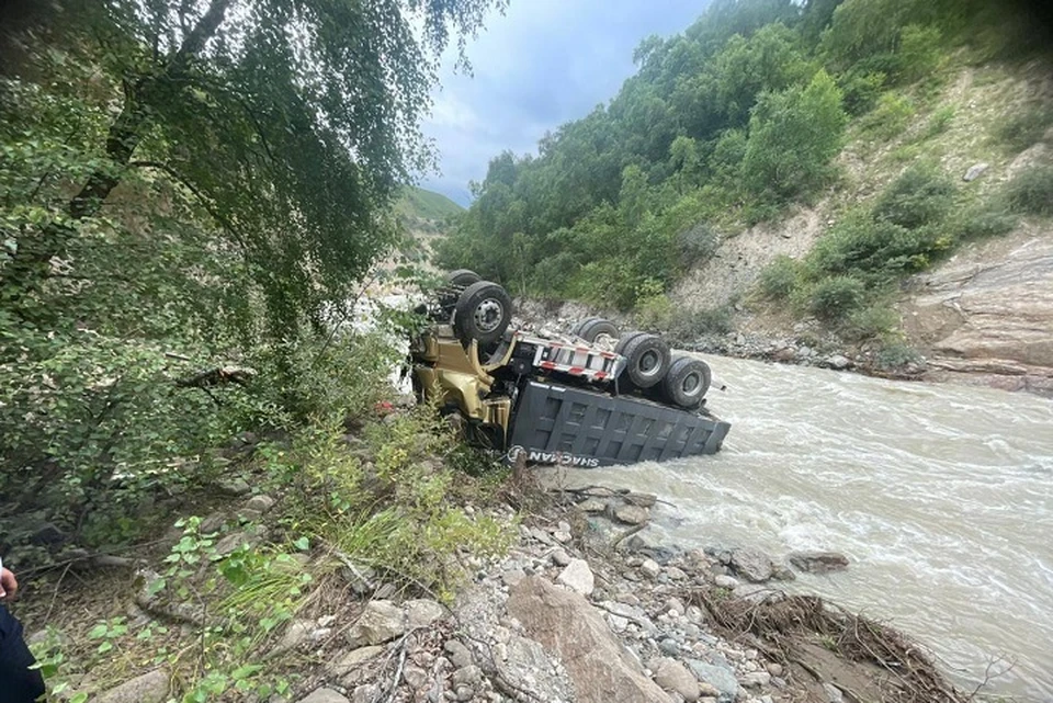 В Кабардино-Балкарии грузовик упал в горную реку, водитель погиб0