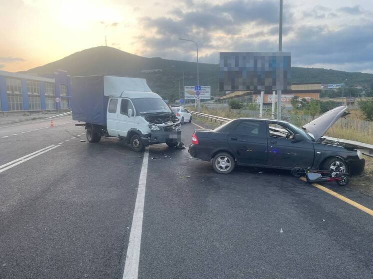 В Пятигорске Приора влетела в Газель, один человек погиб, ещё двое пострадали