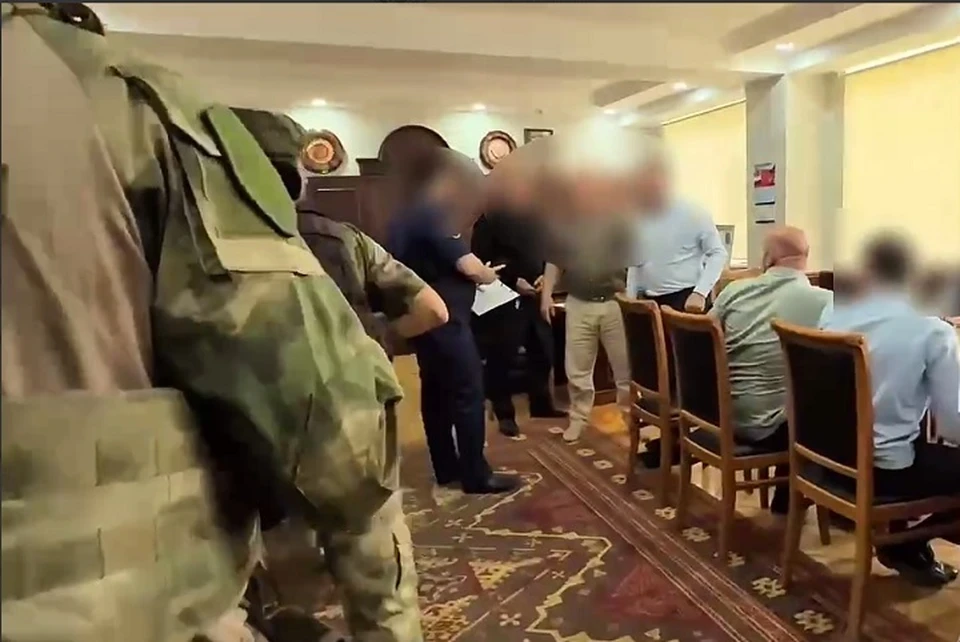 В районной администрации Дагестана прошли обыски из-за мерзнущих в школе детей0