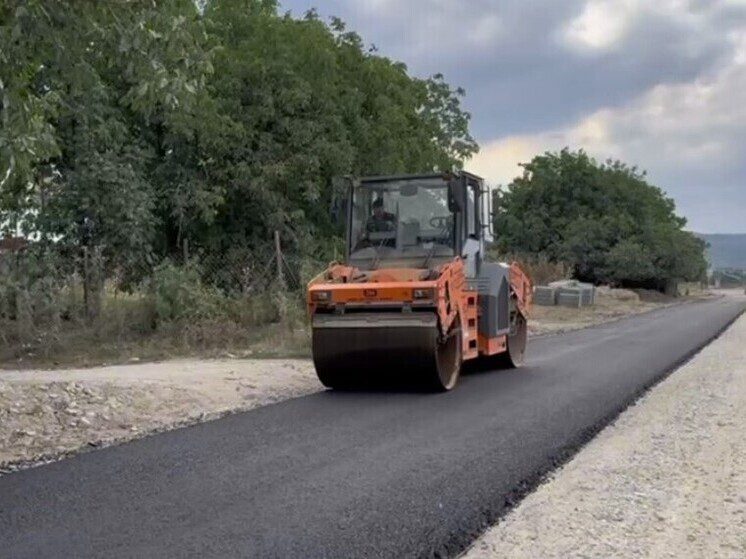 В селении Каменка КБР асфальтируют дорогу