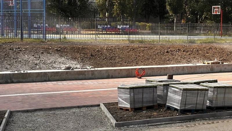 В сквере «Новый» в Невинномысске выкладывают плитку и устанавливают лестницу