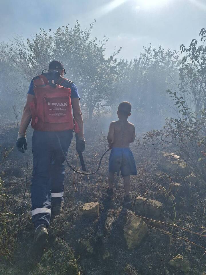 В Ставрополе 9-летний мальчик бросился тушить горящую траву, помогая спасателям  Ставрополь (Кавказ)1