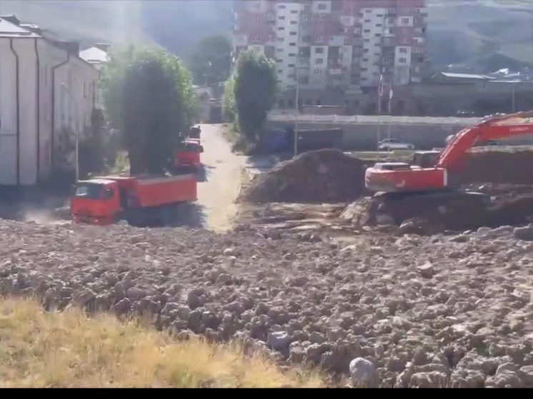 В Тырныаузе продолжаются масштабные работы по расчистке города от селя