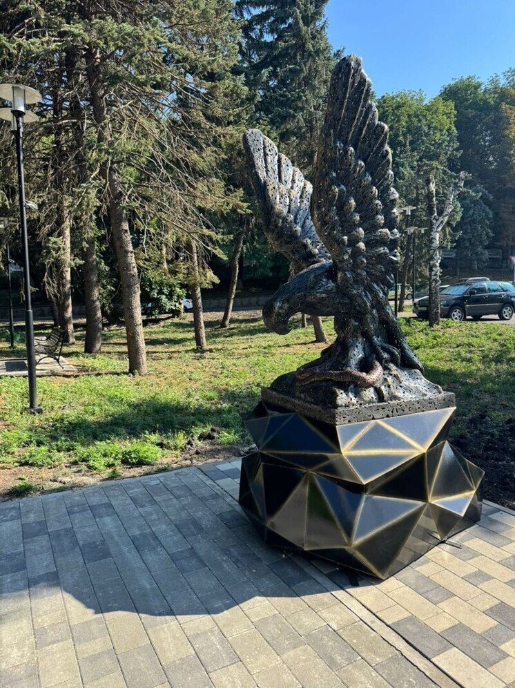 В Железноводске появился ещё один орёл