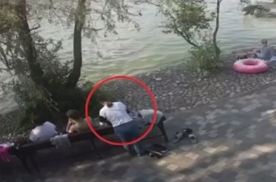 В Железноводске туристка украла забытый на лавочке телефон0