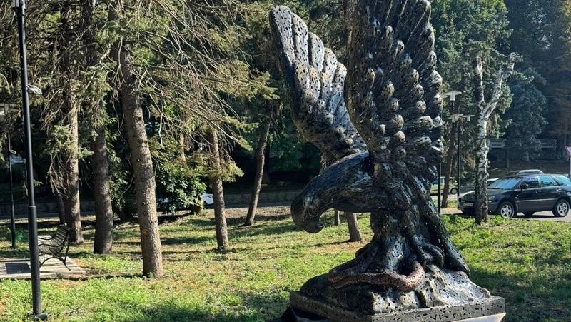 В Железноводске установили новую скульптуру орла