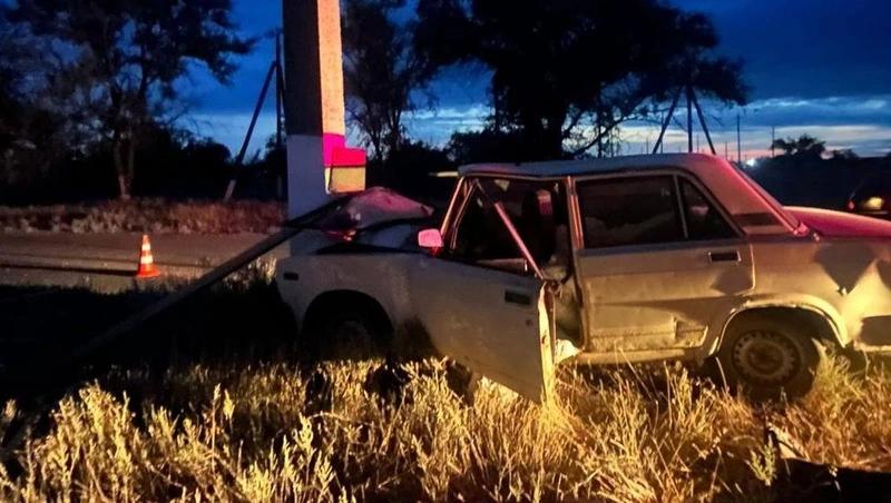 ВАЗ-2107 въехал в опору ЛЭП на Ставрополье