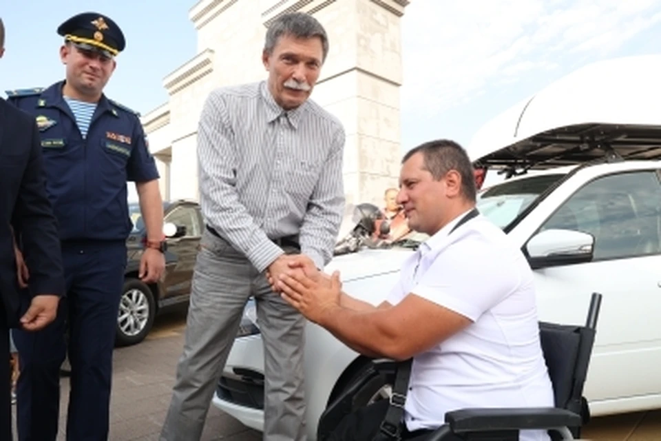 Ветеранам СВО с инвалидностью в Ставрополе вручили автомобили0