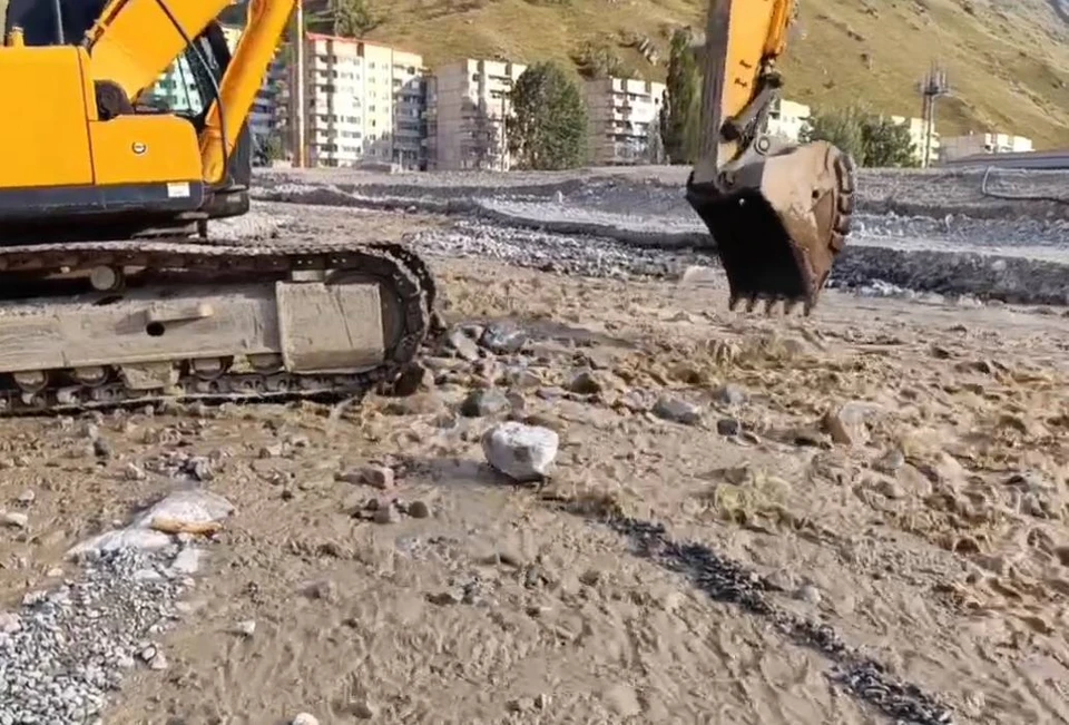 Вода вышла из русла реки в городе Тырныаузе Кабардино-Балкарии0