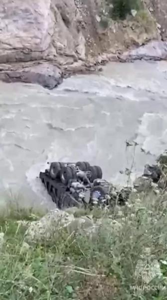 Водитель грузовика погиб, сорвавшись в ущелье в Кабардино-Балкарии