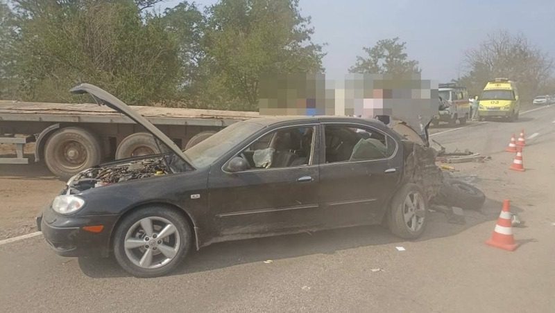 Водитель Nissan врезался в полуприцеп в Будённовском округе