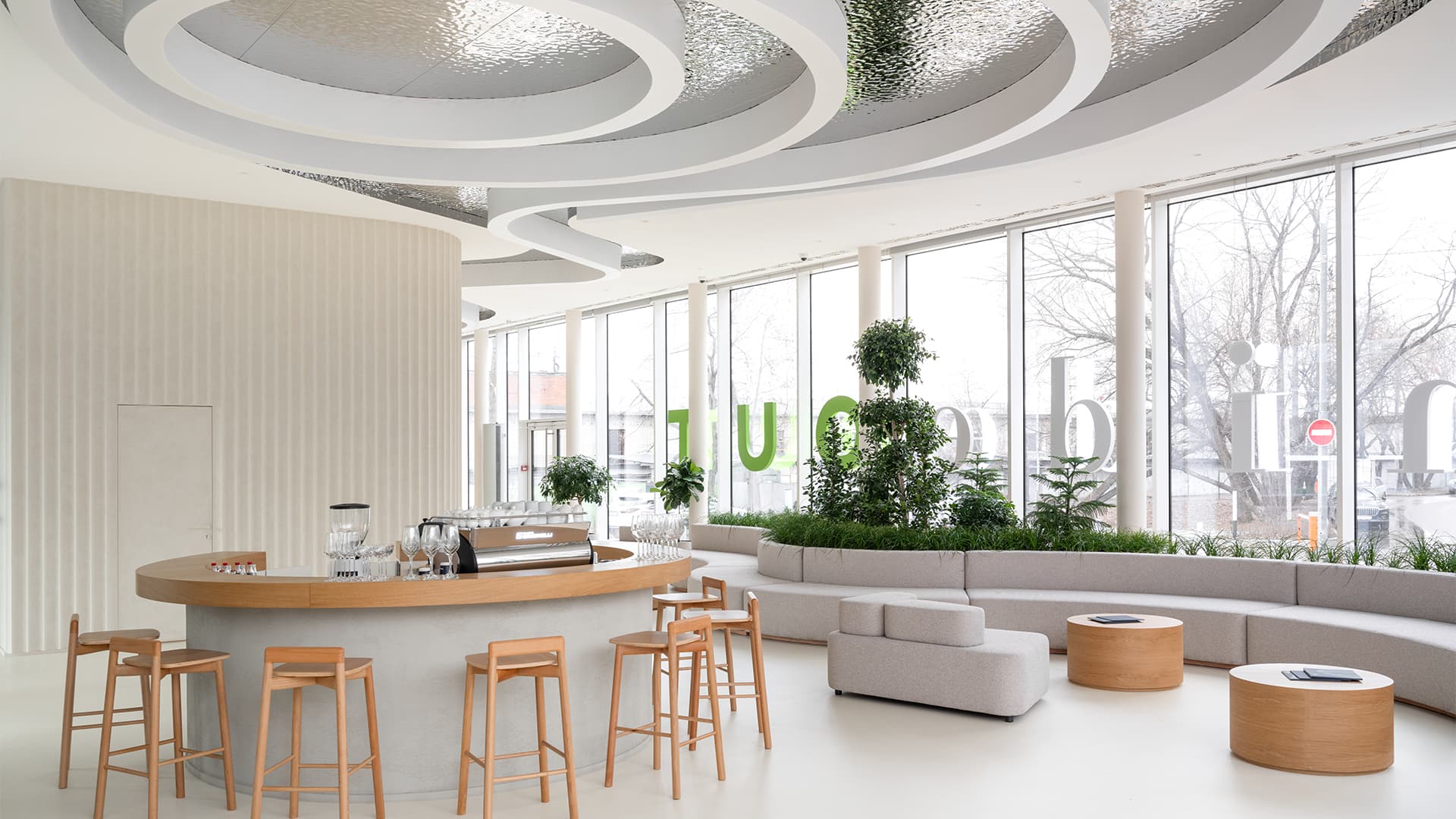 Эффектный металлический потолок в интерьере офиса продаж — проект архитектурного бюро MAD Architects