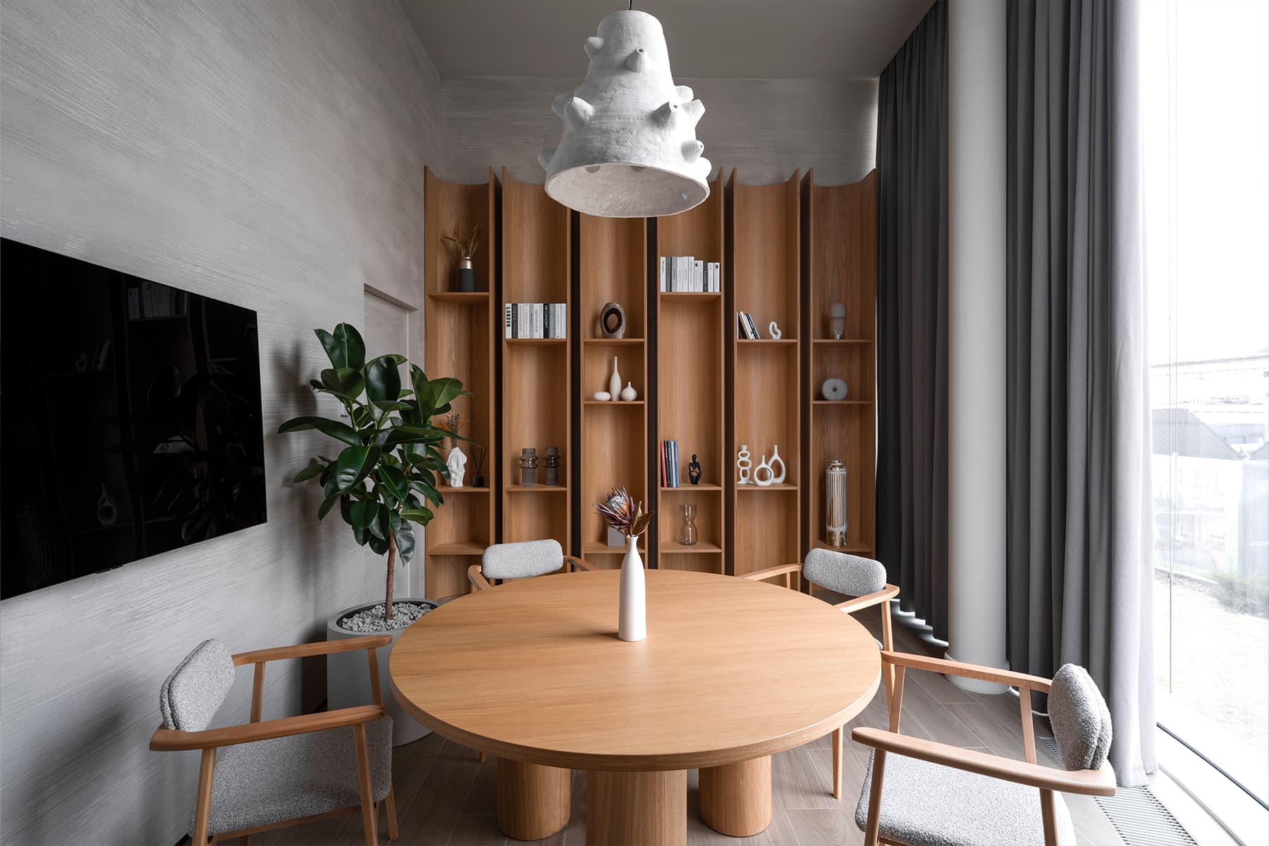 Эффектный металлический потолок в интерьере офиса продаж — проект архитектурного бюро MAD Architects