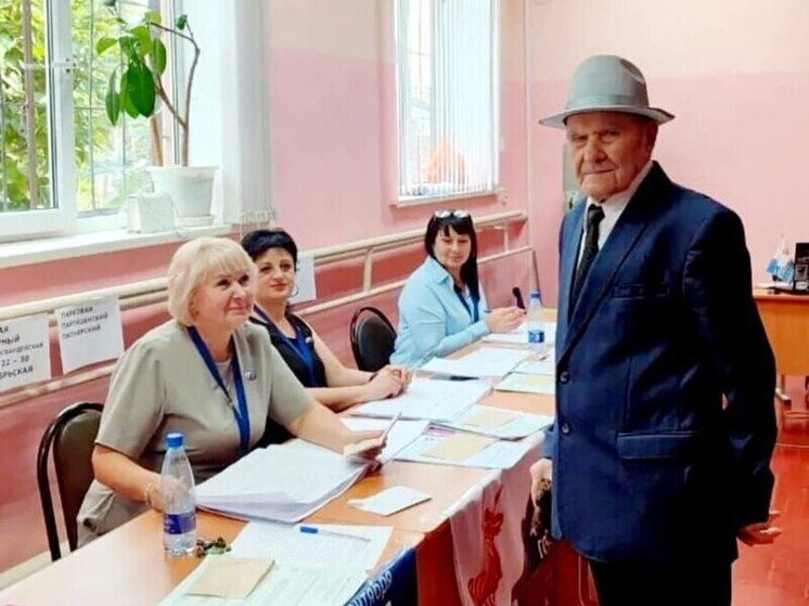  97-летний участник ВОВ проголосовал на выборах в Совет депутатов Минераловодского округа