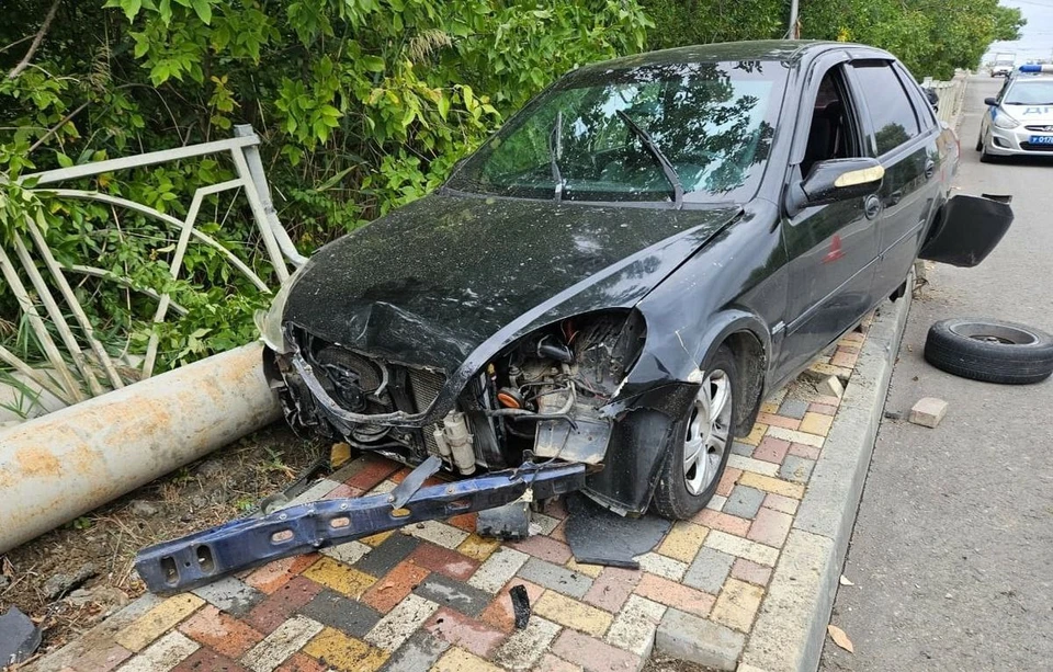 Автомобилист вылетел с дороги и сбил школьника на тротуаре в Ставрополе0