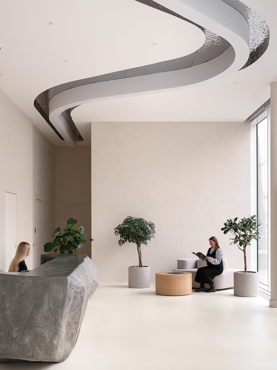 Эффектный металлический потолок в интерьере офиса продаж — проект архитектурного бюро MAD Architects