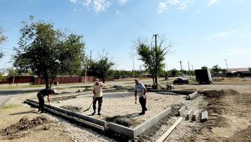 Детскую площадку начали монтировать в хуторе Минераловодского округа