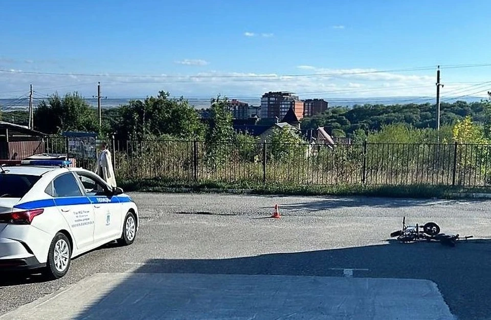 Двух детей на электровелосипедах сбили на дороге в Ессентуках0