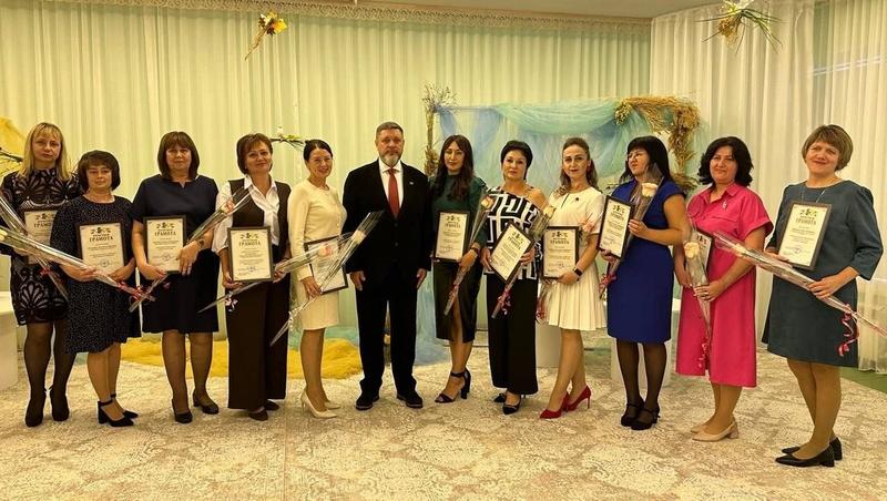 «Единая Россия» поздравила ставропольцев с Днём воспитателя