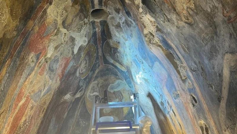 Фрески на стенах часовни XII века начали консервировать в Северной Осетии