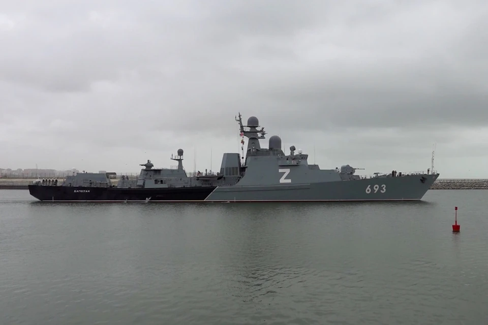 Корабли Каспийской флотилии вышли на учения по защите морской экономики России0