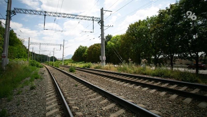 Легковушка попала под поезд на железнодорожном переезде в Дагестане