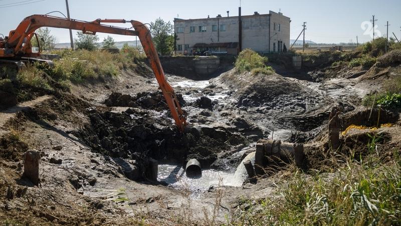 «На ремонт брошены все силы»: под Минводами меняют два участка канализационных коллекторов