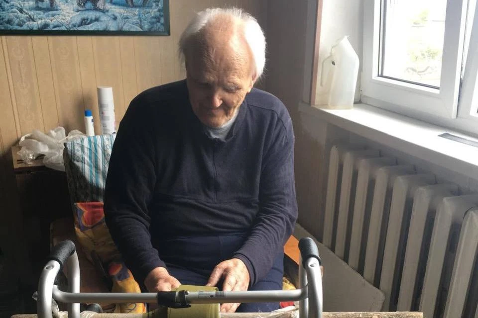 На Ставрополье 90-летний местный житель помогает плести маскировочные сети0