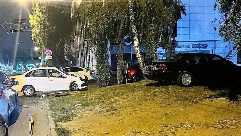 Ночью в Ставрополе водитель иномарки спровоцировал ДТП с пятью пострадавшими
