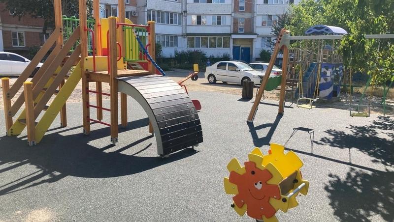 Новую безопасную детскую площадку открыли в городе Лермонтове