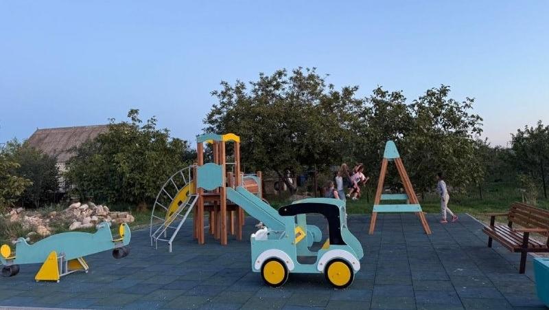 Площадка с игровым комплексом в виде машины открылась в селе на Ставрополье