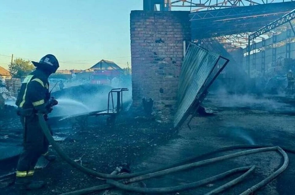 Пожарные потушили огонь на заводе по утилизации ТБО в Георгиевске на Ставрополье0