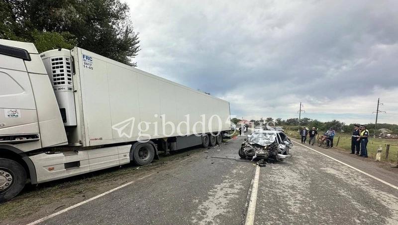 Трое детей и женщина в больнице, водитель погиб после ДТП с фурой в Дагестане