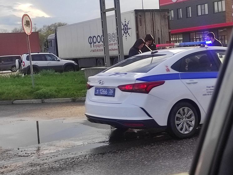 В Невинномысске произошло ДТП с грузовиком и микроавтобусом