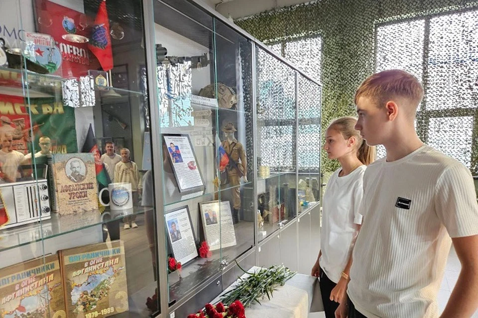 В Ставрополе школьники пришли почтить память Героя России Никиты Гусева0