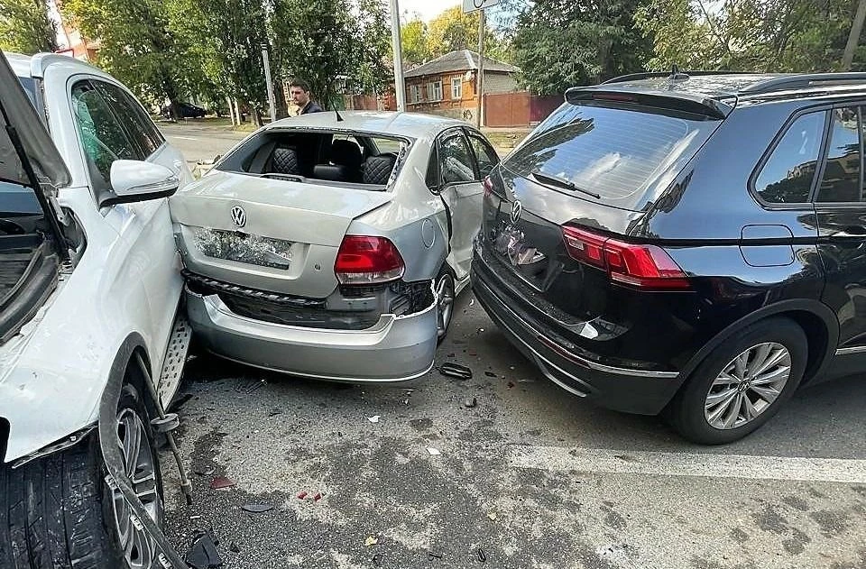 В Ставрополе в ДТП с четырьмя машинами пострадал человек0