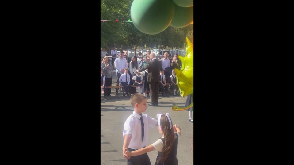 Во Владикавказе директор 4 школы станцевал вальс с первоклассницей  Ставрополь (Кавказ)1